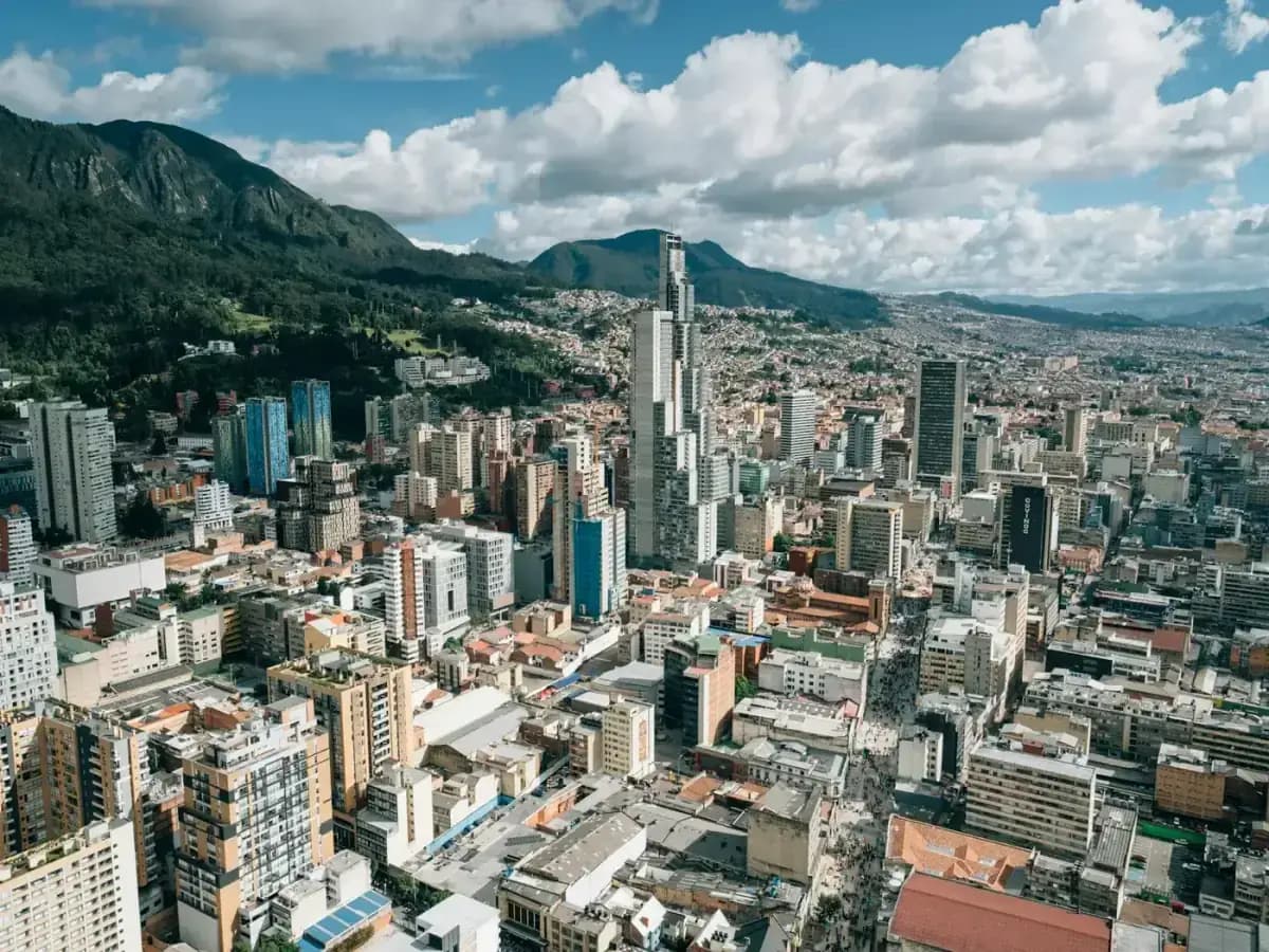 Vista aérea del centro empresarial de Bogotá con los cerros orientales al fondo